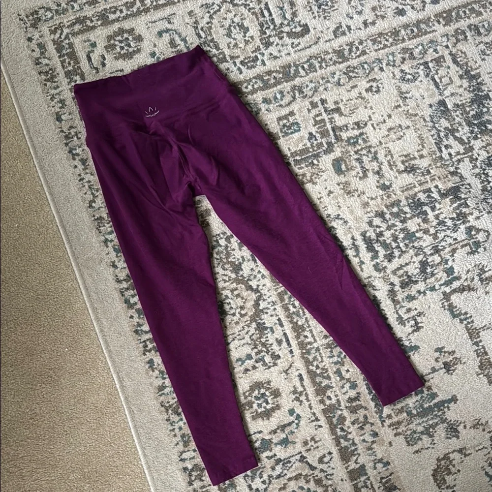 Beyond Yoga Purple Performance Leggings - Picture 3 of 5